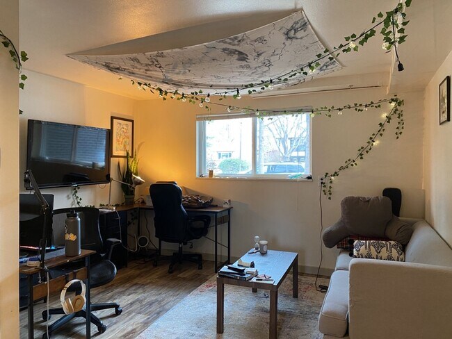 Building Photo - STUDENTS WELCOME! Spacious single-family home in the heart of Ft. Collins!