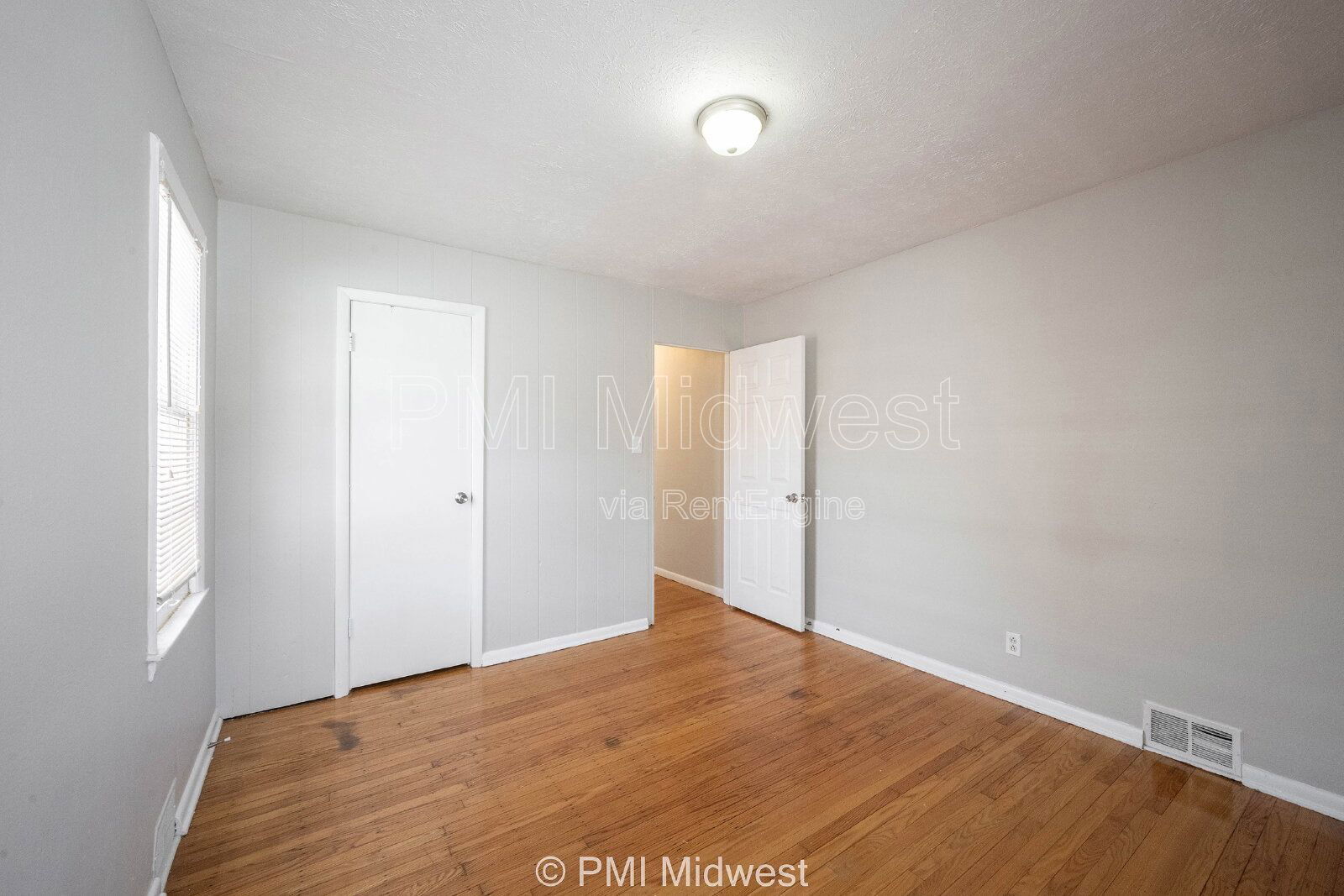 Building Photo - 5005 Indianola Ave