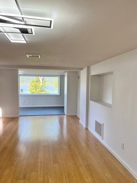 Huge living room - 395 Warburton Ave