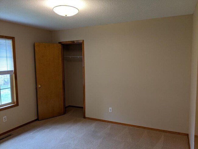 Building Photo - 3316 S Leawood Ave