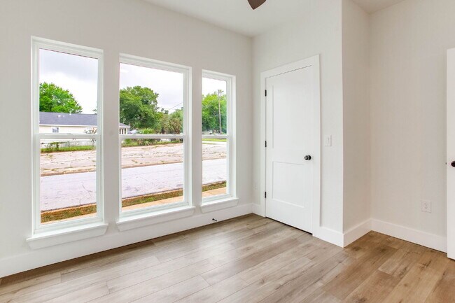 Building Photo - Brand new construction just minutes from downtown Pensacola and a quick trip to the beach. Ready ...