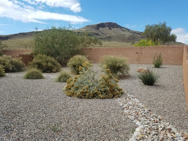 Building Photo - 3 bed 2 bath 1400 sq ft home