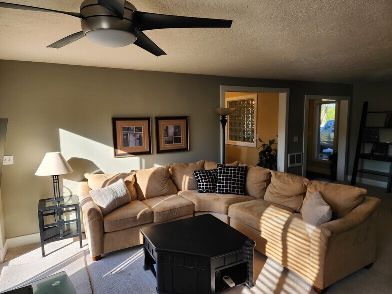 Building Photo - 6050 SW Taylors Ferry Rd