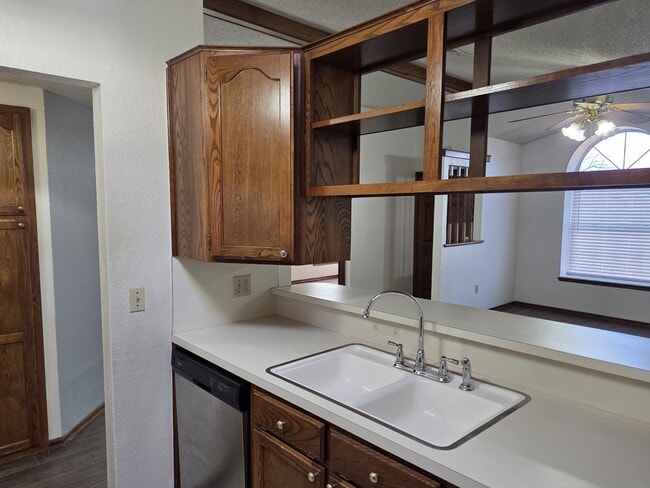 Building Photo - 2122 Meench Dr