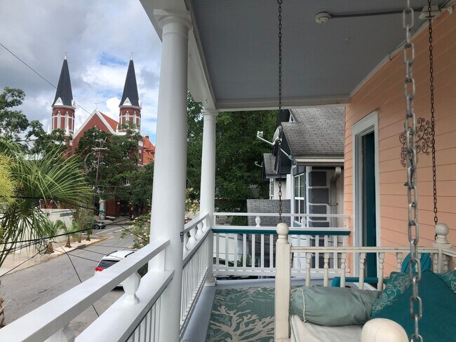 Building Photo - Stunning 3 bedroom/2bath Victorian home
