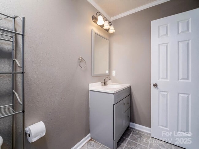 Building Photo - 910 Torsion Lane