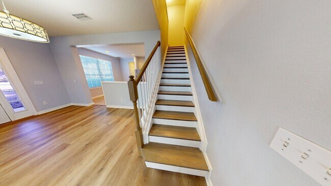 Building Photo - Beautiful 3 bedroom, 2.5 bathroom townhome