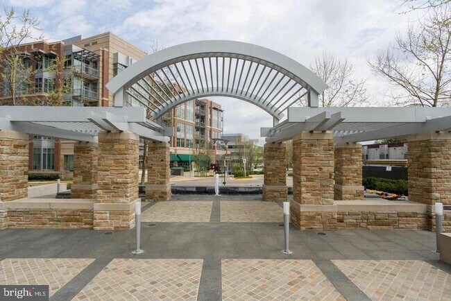 Building Photo - 8220 Crestwood Heights Dr