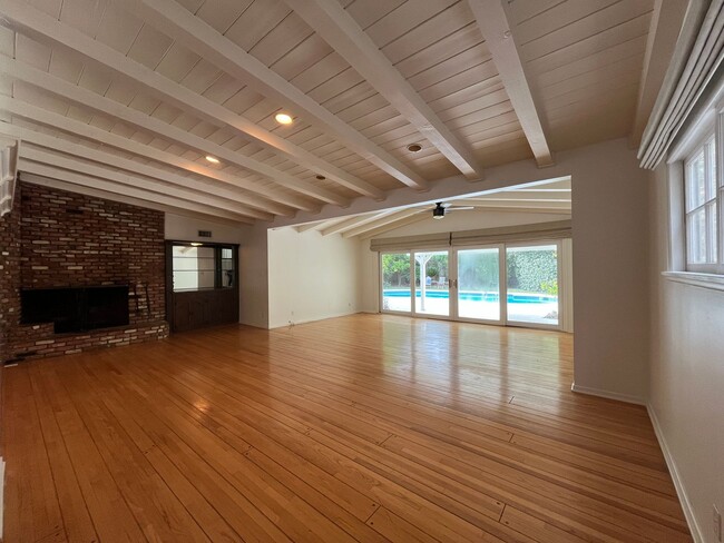 Building Photo - Encino 3+3 w/gated entry, pool + solar panels!