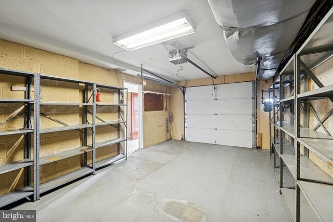 Building Photo - 411 W Shunk St