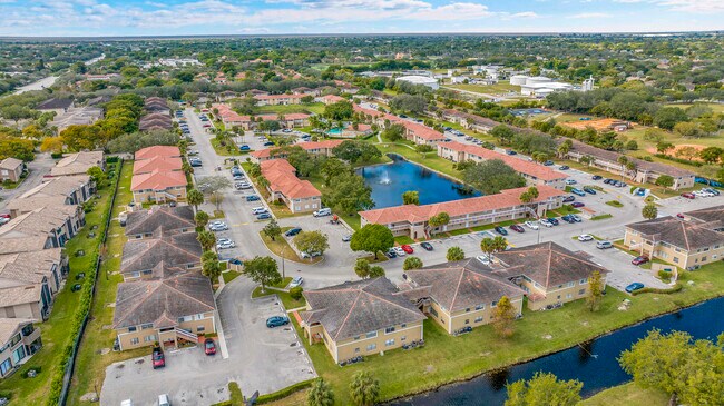 Building Photo - 906 Twin Lakes Dr