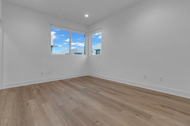 Building Photo - 2907 W Exposition Pl