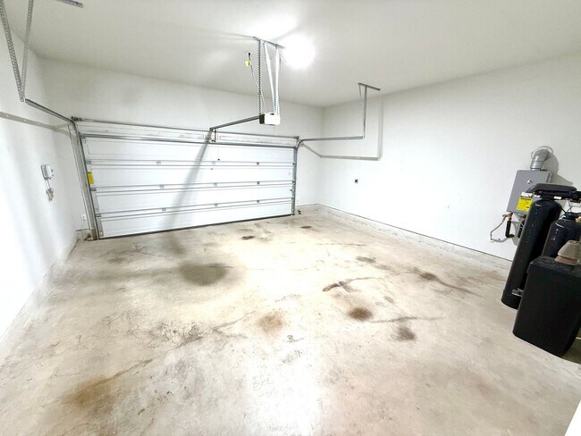 Building Photo - **MOVE IN SPECIAL** 2-Story 3 Bedroom / 2....