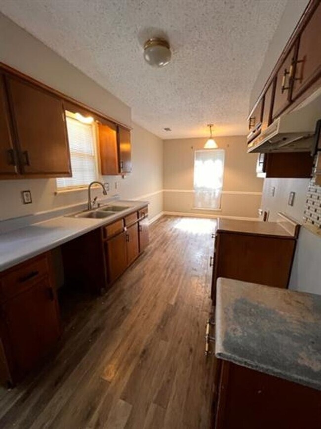 Building Photo - ~HALF OFF FIRST MONTH'S RENT~ Charming 3-Bedroom Home in Bartlett-Spacious & Move-In Ready!