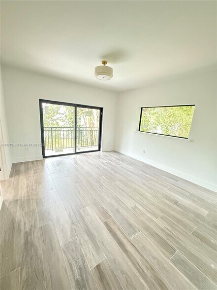 Building Photo - 2921 SW 30th Ct