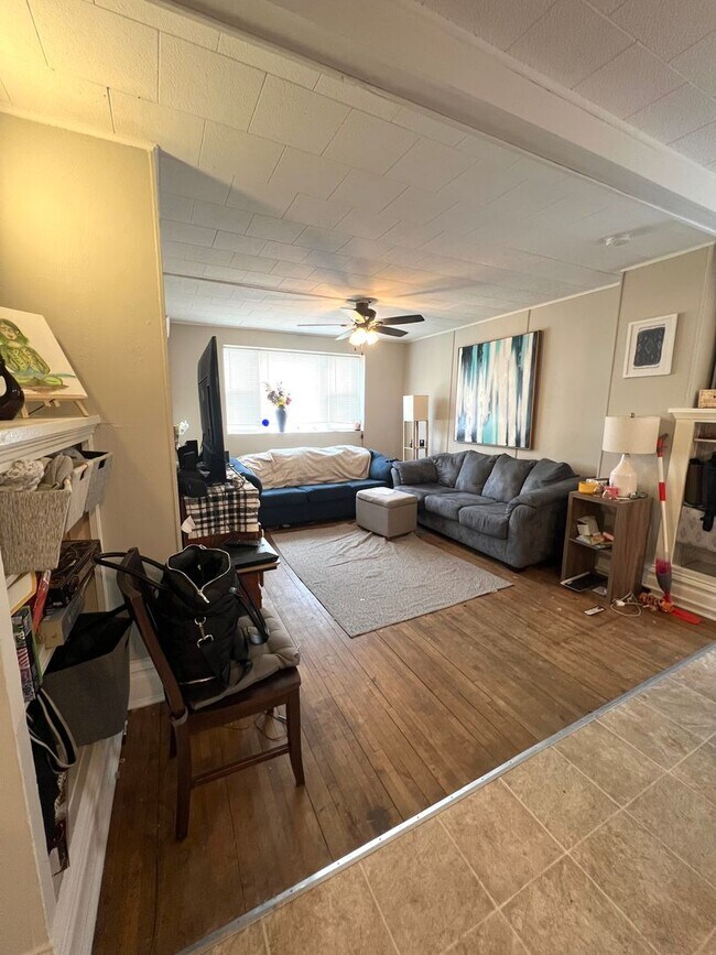 Building Photo - AVAILABLE APRIL 1st - 2 Bed 1 Bath Upper Apt!