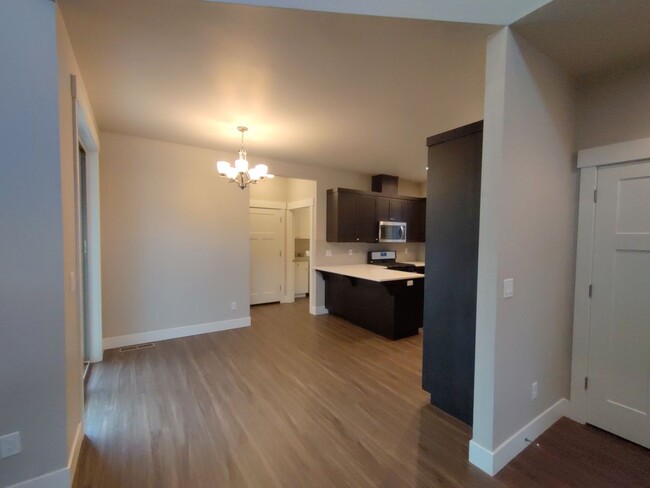 Building Photo - Spacious 3 bedroom 2.5 bath w/ an office a...