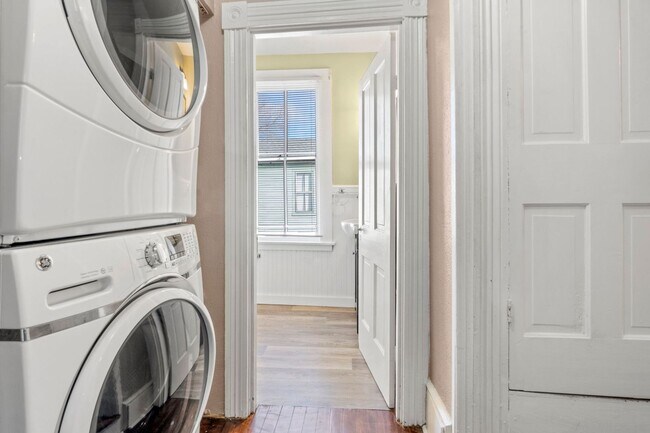 Building Photo - Downtown Smithfield: Beautiful, furnished apartment for rent