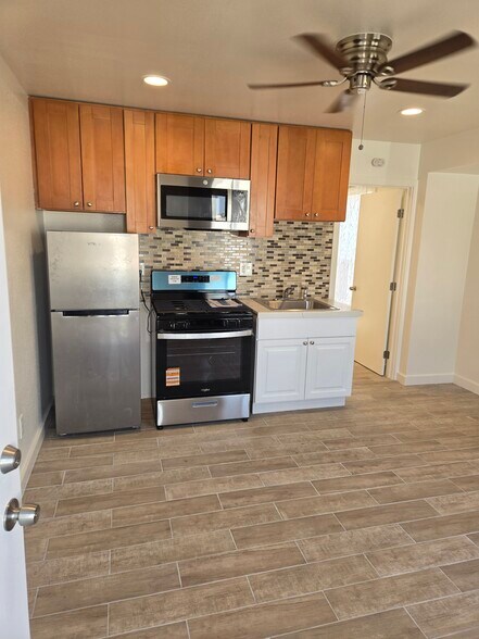 Building Photo - 2118 W 57th St