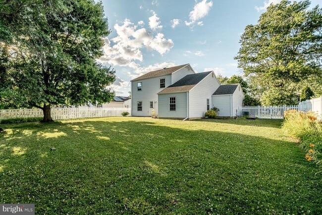 Building Photo - 10 Honey Locust Ln