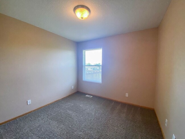 Building Photo - 450 SE Westgate Dr