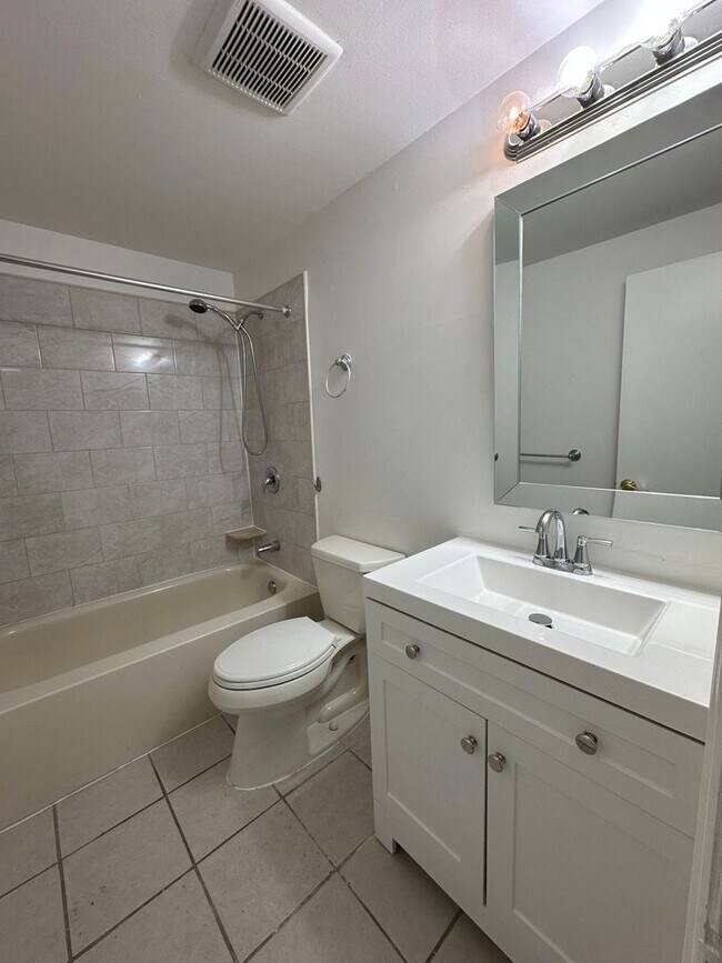 Building Photo - Welcome home- 3 bedroom, 1.5 bath