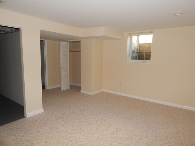 Building Photo - NICELY UPDATED DUPLEX NEAR METRO