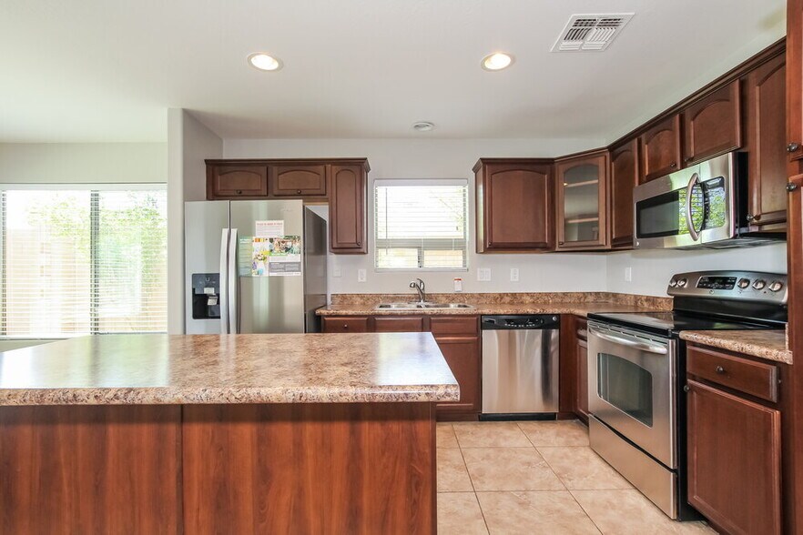 Building Photo - 12471 N 75th Dr