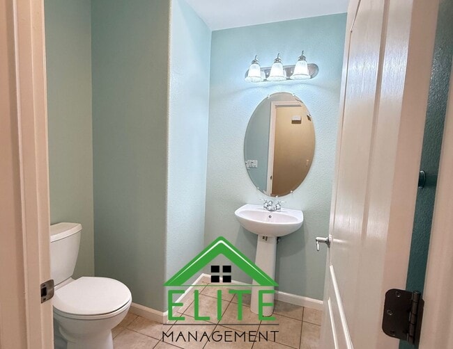 Building Photo - **Spacious and Updated Townhome in Desirab...