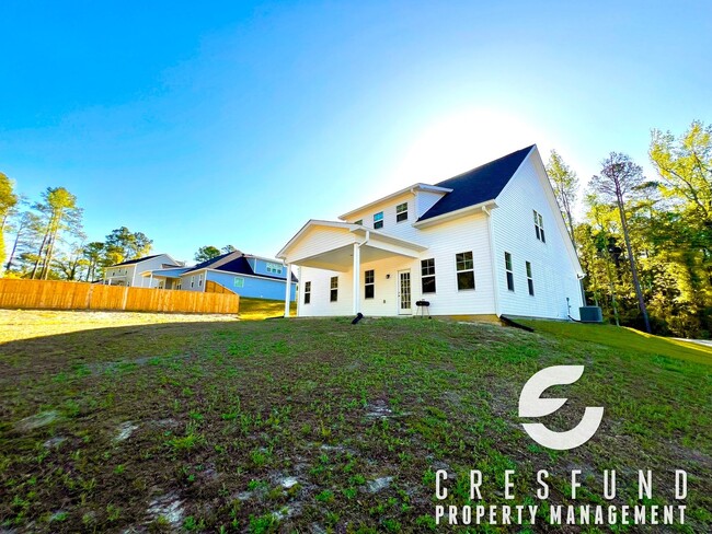 Building Photo - Close to Fort Bragg/Master BR Downstairs S...