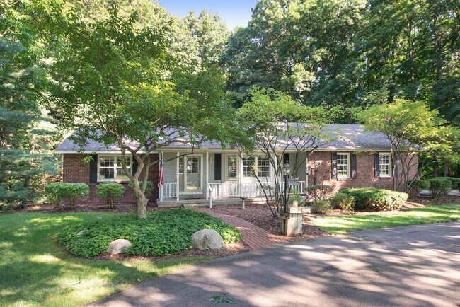 Building Photo - Beautiful 3BD/2.5BA Ranch in Park-like Setting