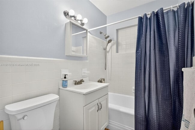 Building Photo - 4820 NE 1st Terrace