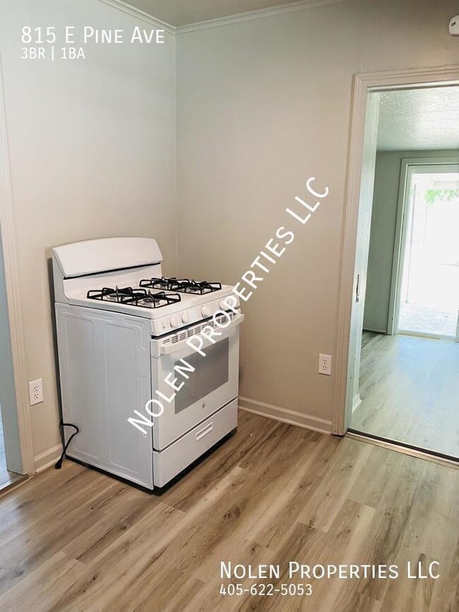 Building Photo - 815 E Pine Ave