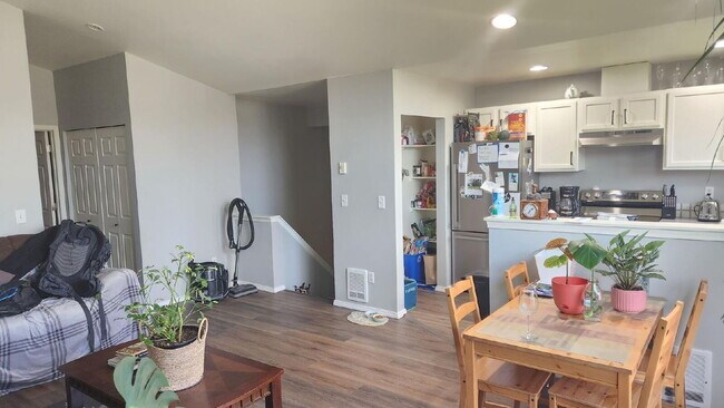 Building Photo - 4-Bedroom Townhome Minutes from Barkley Village, I-5 and Whole Foods