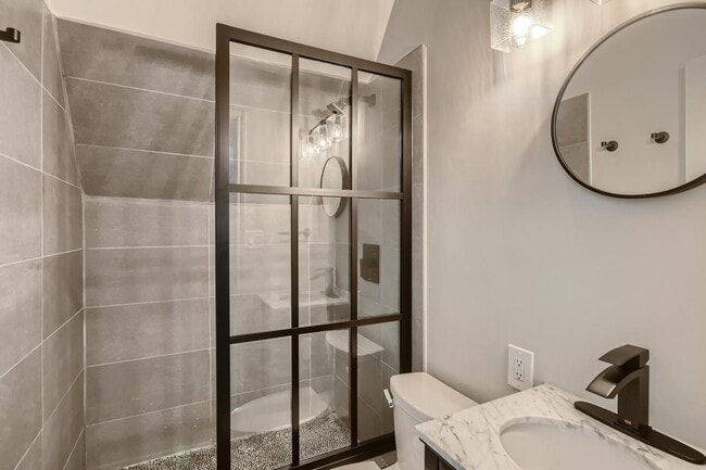 Building Photo - Impressive Cochran Heights home with outdo...