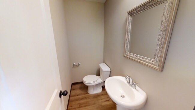 Building Photo - Luxury Townhome