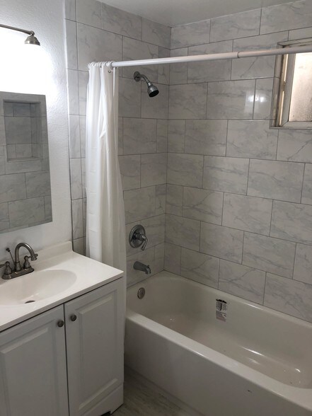 Bath room sink / shower - 1132 N Loma Vista Dr