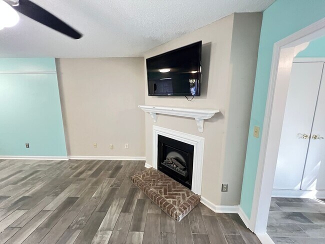 Building Photo - Stunning and Spacious 2 Bedroom, 2.5 Bath, Town Home With Sunroom and Deck!