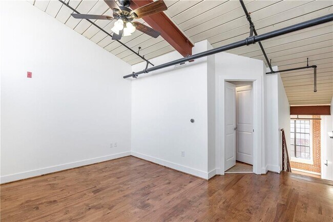 Building Photo - 1261 Caroline St NE