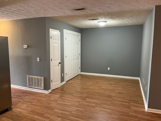 Building Photo - CLOSE TO UNIVERSITY