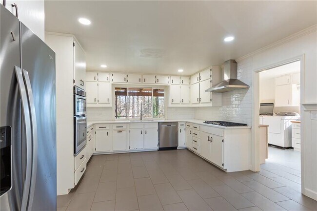 Building Photo - 3355 Pinetree Dr SE