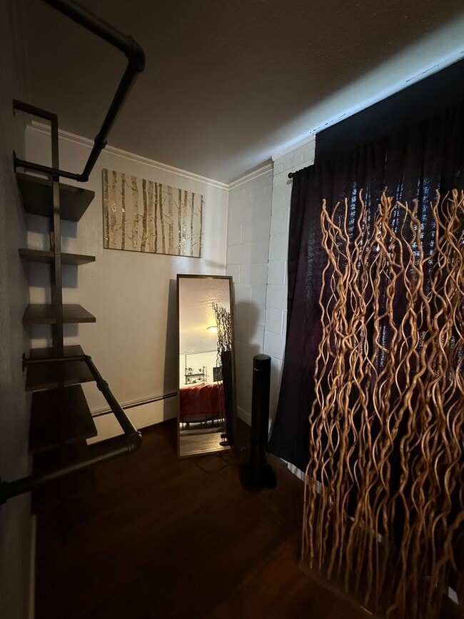 Building Photo - MOVE-IN READY Cozy Studio on South Broadway!!