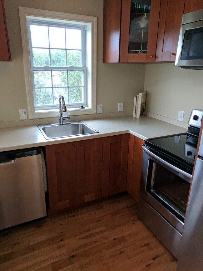 Building Photo - 417 Greenlodge St
