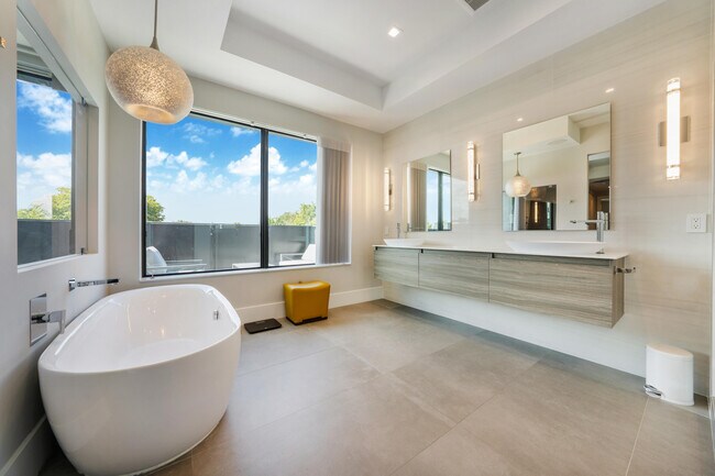 Building Photo - 106 NE 16th Terrace