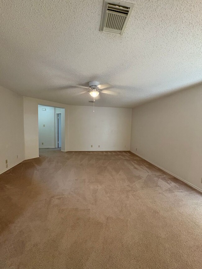 Building Photo - Beautiful home on corner lot.
