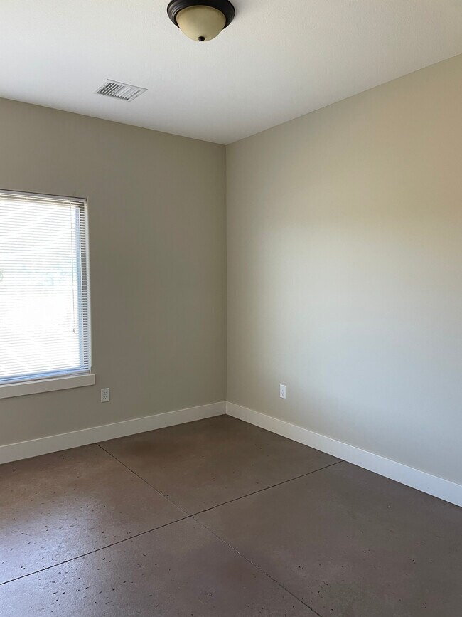 Building Photo - 4833 N Hillside Ct