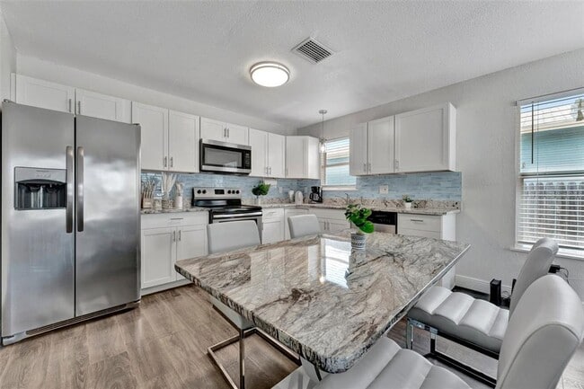 Building Photo - 2851 Emerson Ave S