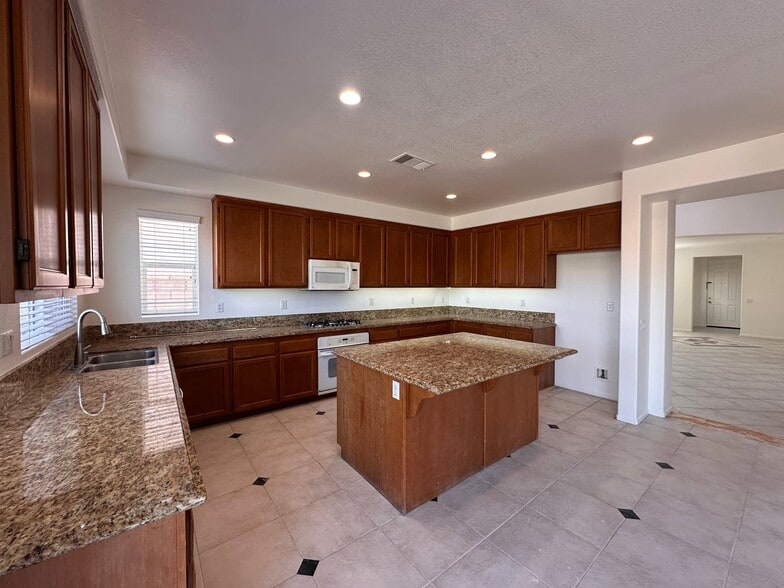 Building Photo - 23424 Caliente Springs Ave