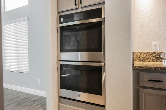 Building Photo - Gorgeous 1 Story Home in Gated Community