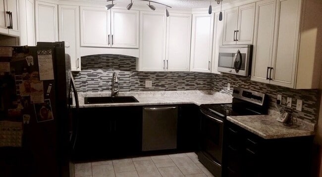 Building Photo - $3,050 |5 Bedroom 3 Bath |Fenced Backyard| Deck| Laundry| Basement